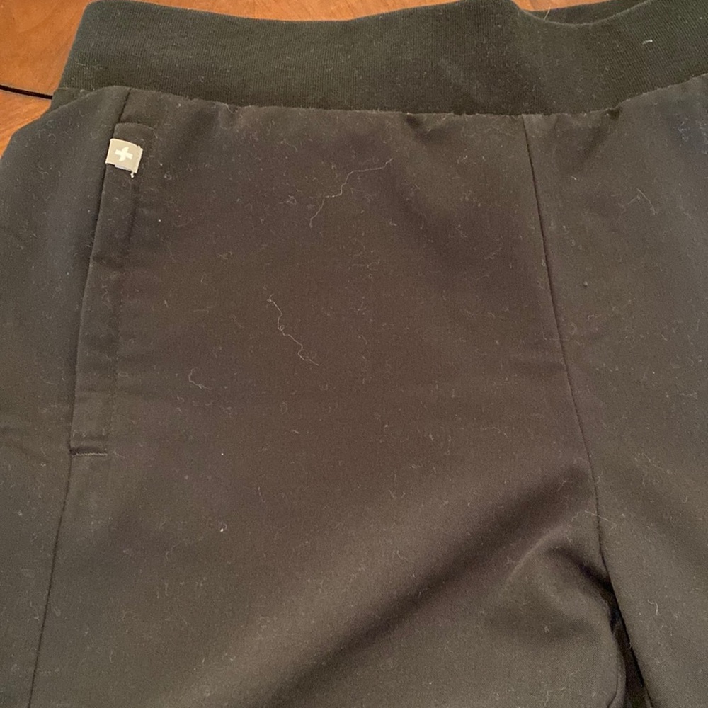 figs size large slim pant with zipper detail